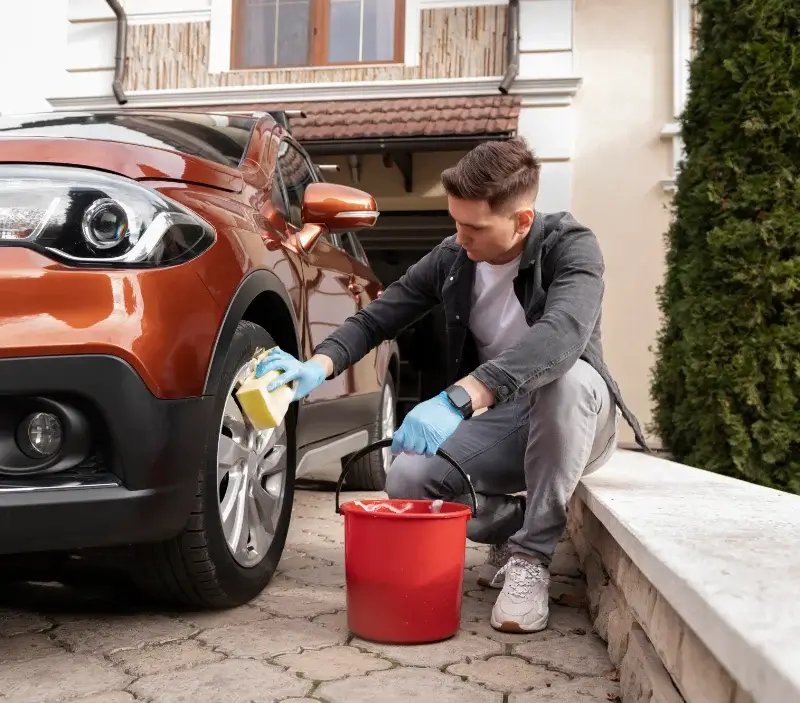 Lavage auto à domicile Saint-Gaudent : professionnel intervenant sur un véhicule